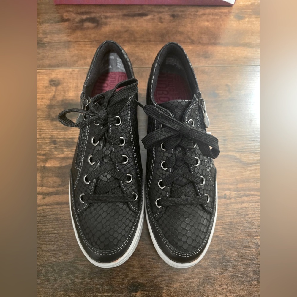 Munro Womans GABBIE Black Snake Print Side Zip Sneakers Size 5 Brand New Leather